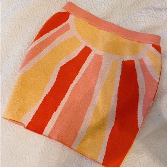 Hemline size small skirt - Picture 2 of 2